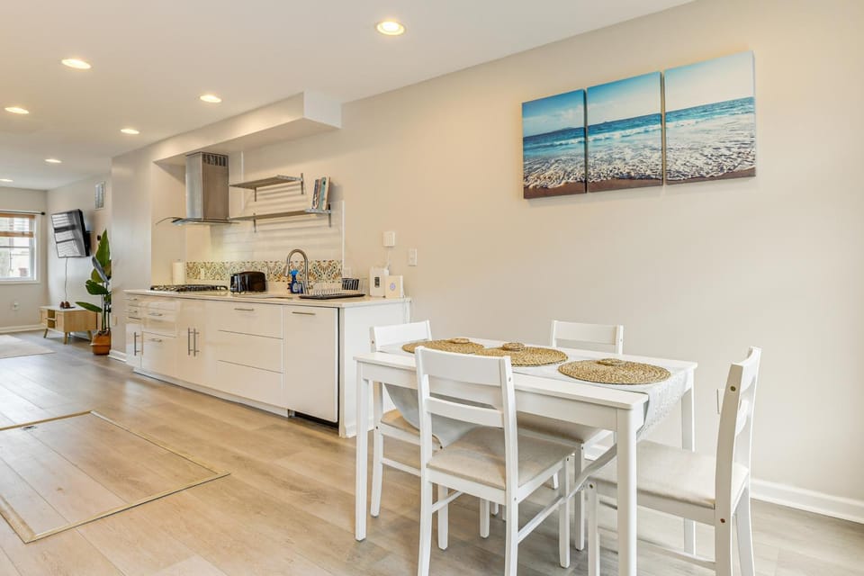 Kitchen or kitchenette, Dining area, dishwasher, minibar, stove