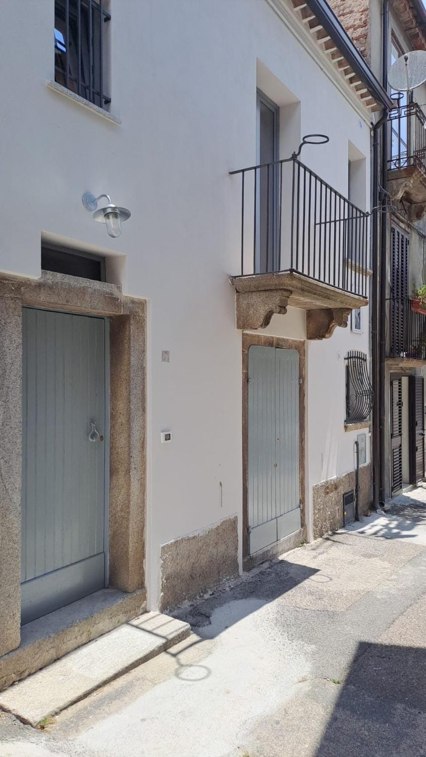 Property building, Day, Balcony/Terrace, Street view