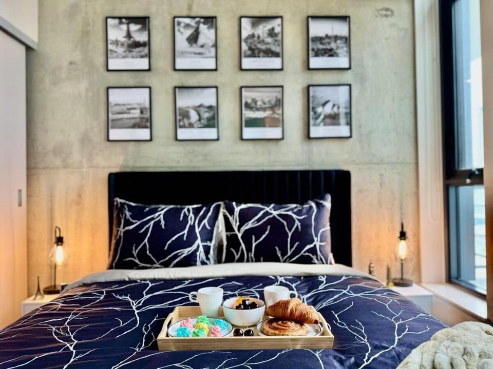 Elegant, Comfy & Sophisticated MetroLux Downtown Suite Apartment in Calgary