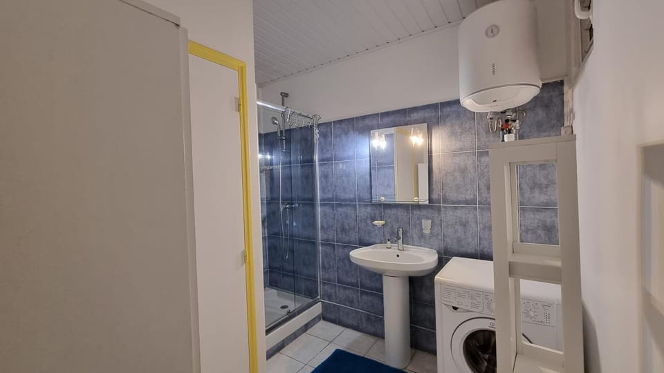 Shower, Toilet