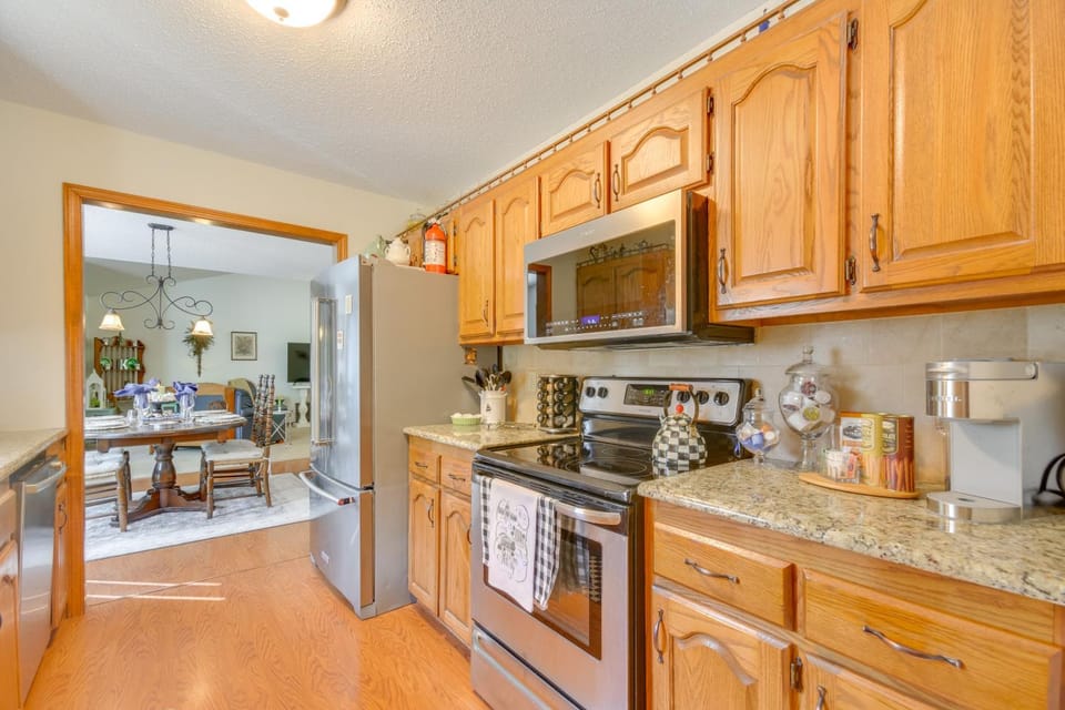 3 Mi to Dtwn Jefferson City: Family Home w/ Deck House in Jefferson City