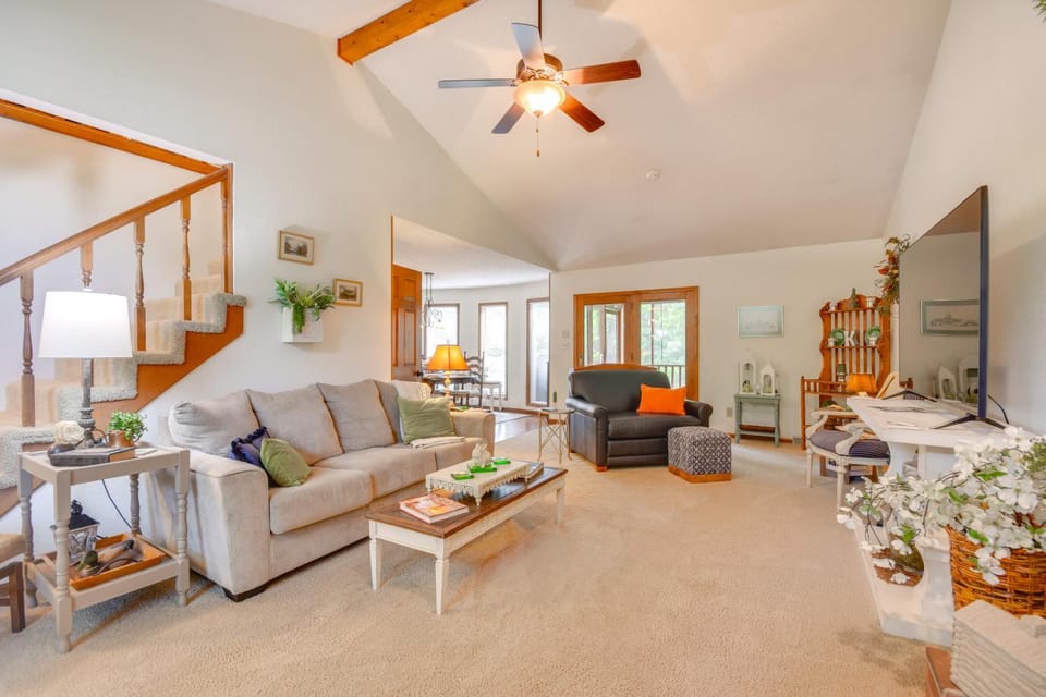 3 Mi to Dtwn Jefferson City: Family Home w/ Deck House in Jefferson City
