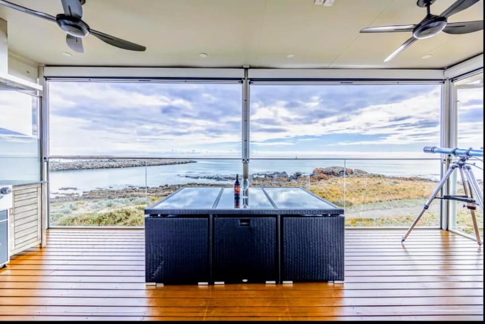 Ocean Front retreat Fleurieu Coast Wirrina Cove House in South Australia