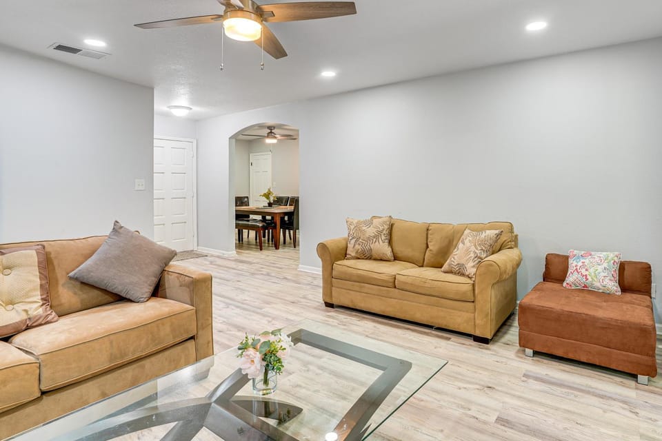 Group Getaway w/ Deck & Yard in Lakeland! House in Lakeland