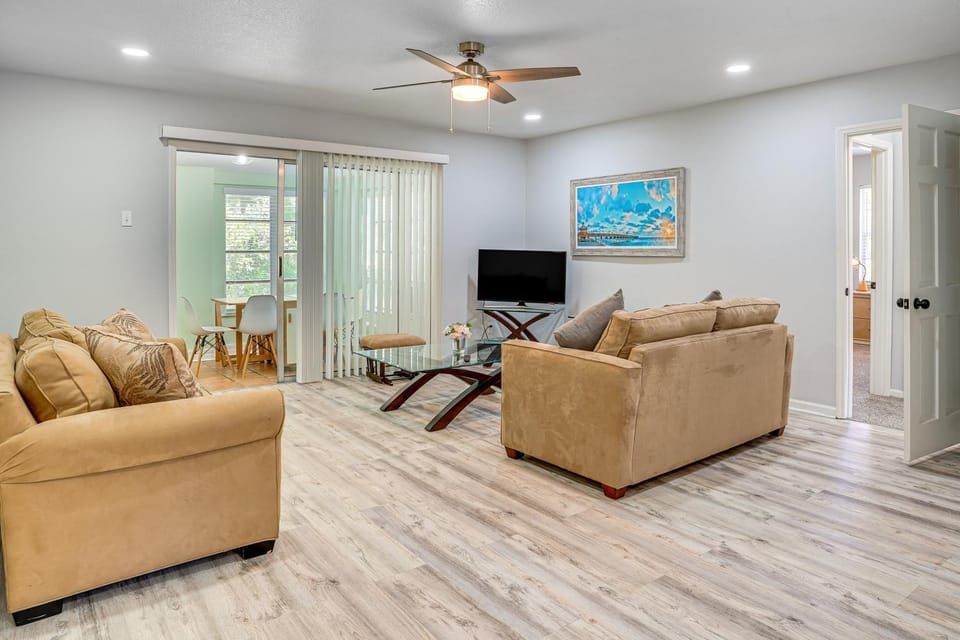 Group Getaway w/ Deck & Yard in Lakeland! House in Lakeland