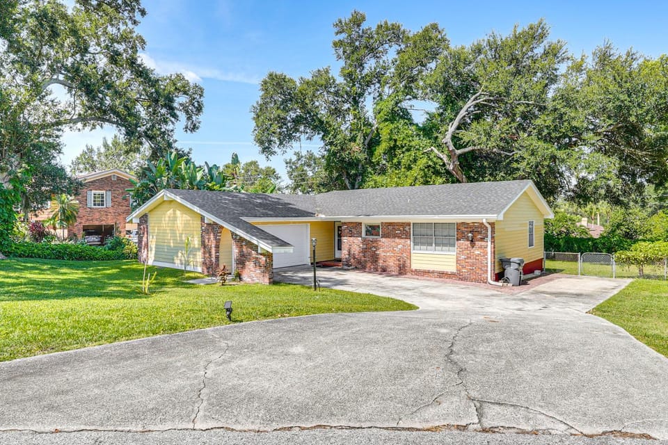 Group Getaway w/ Deck & Yard in Lakeland! House in Lakeland