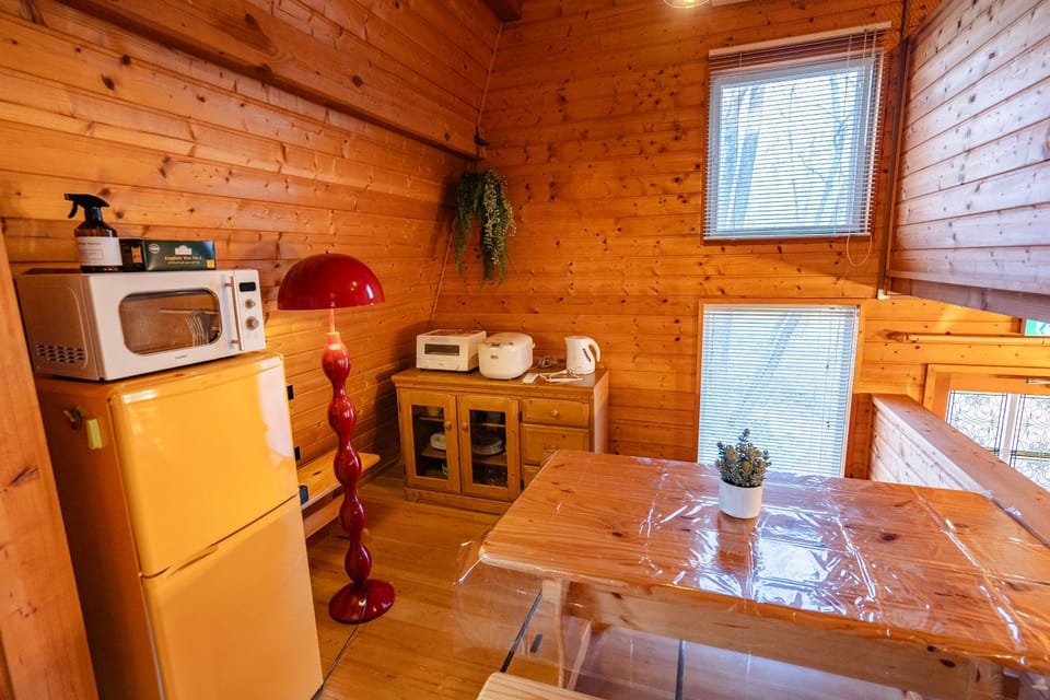 Kitchen or kitchenette, Dining area, microwave