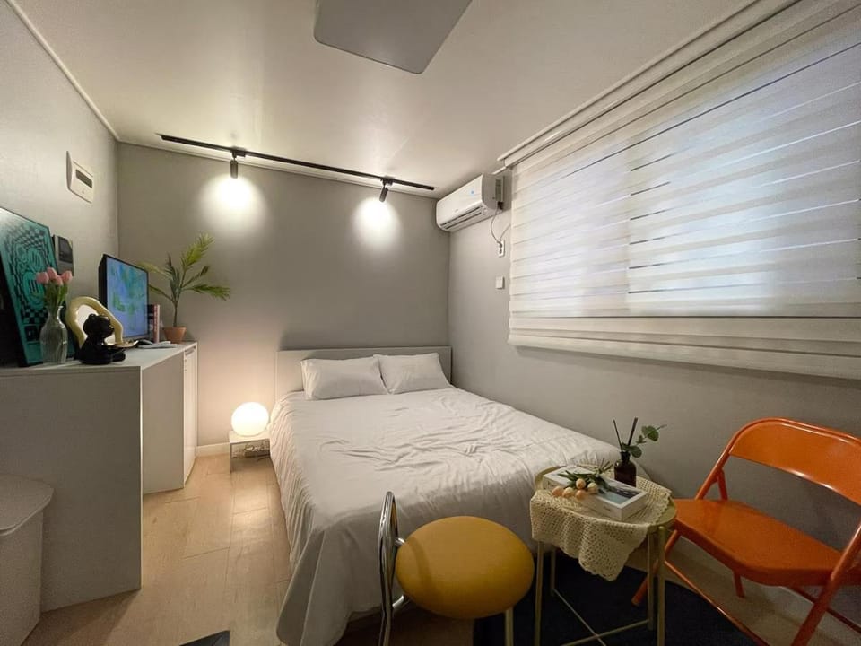 Bed, Bedroom, air conditioner