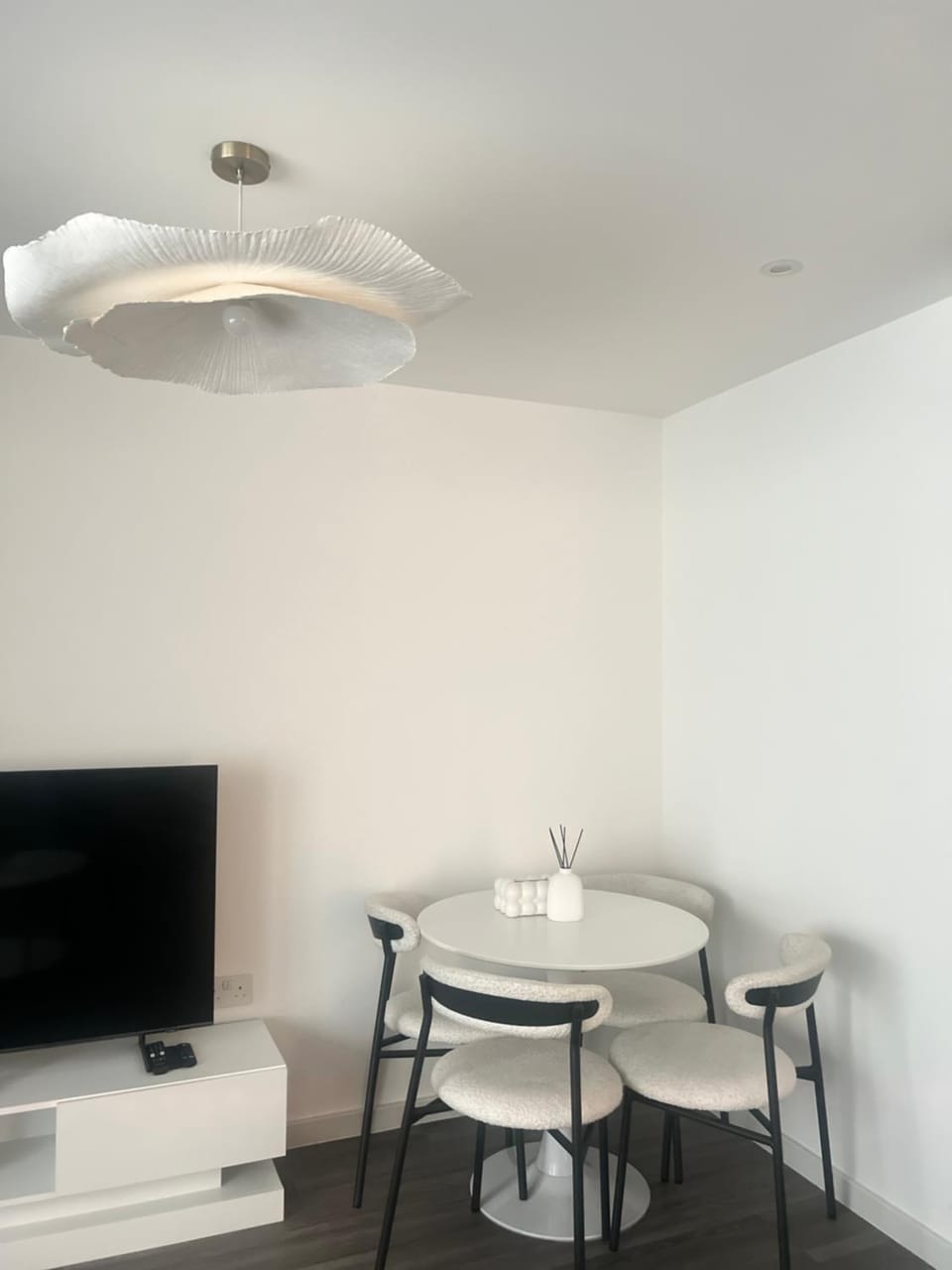 Communal lounge/ TV room, TV and multimedia, Living room, Seating area, Dining area, Evening entertainment