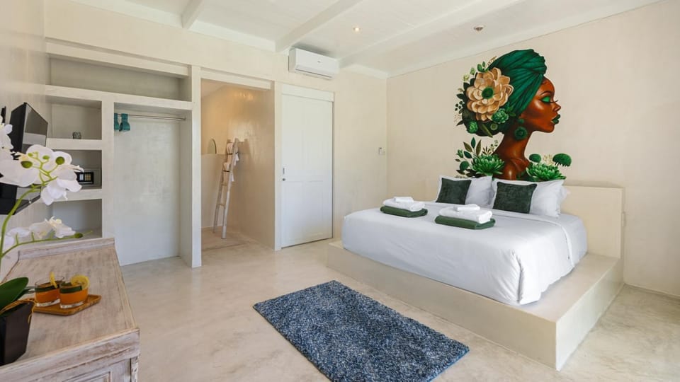 Bed, Photo of the whole room, Bedroom, towels, air conditioner