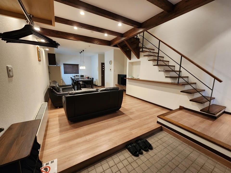 TV and multimedia, Living room, Seating area, Dining area