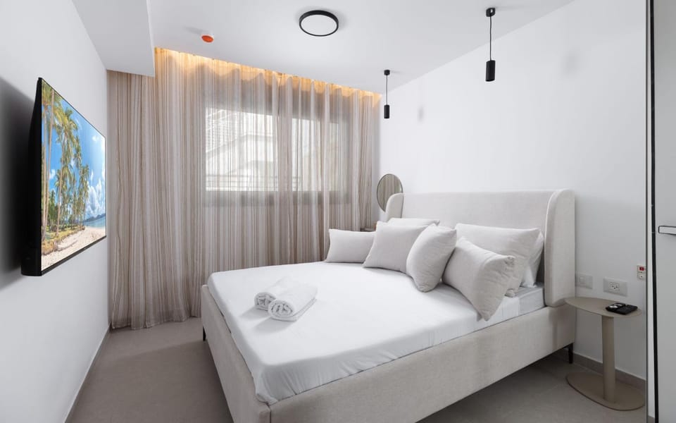 Bed, TV and multimedia, Bedroom, towels