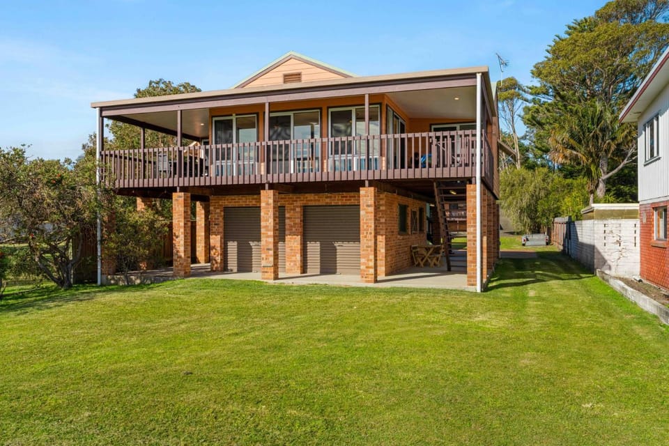 Book 2 nights, receive 50 Petrol Gift Card! House in Culburra Beach