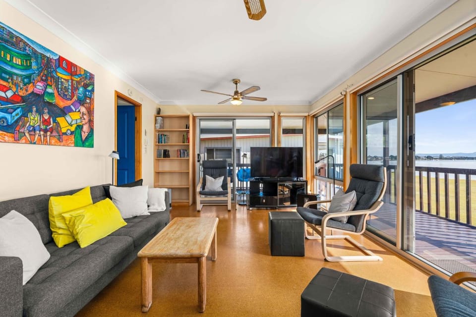 Book 2 nights, receive 50 Petrol Gift Card! House in Culburra Beach