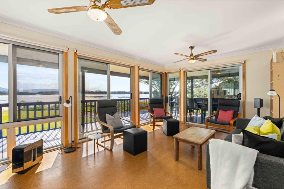 Book 2 nights, receive 50 Petrol Gift Card! House in Culburra Beach