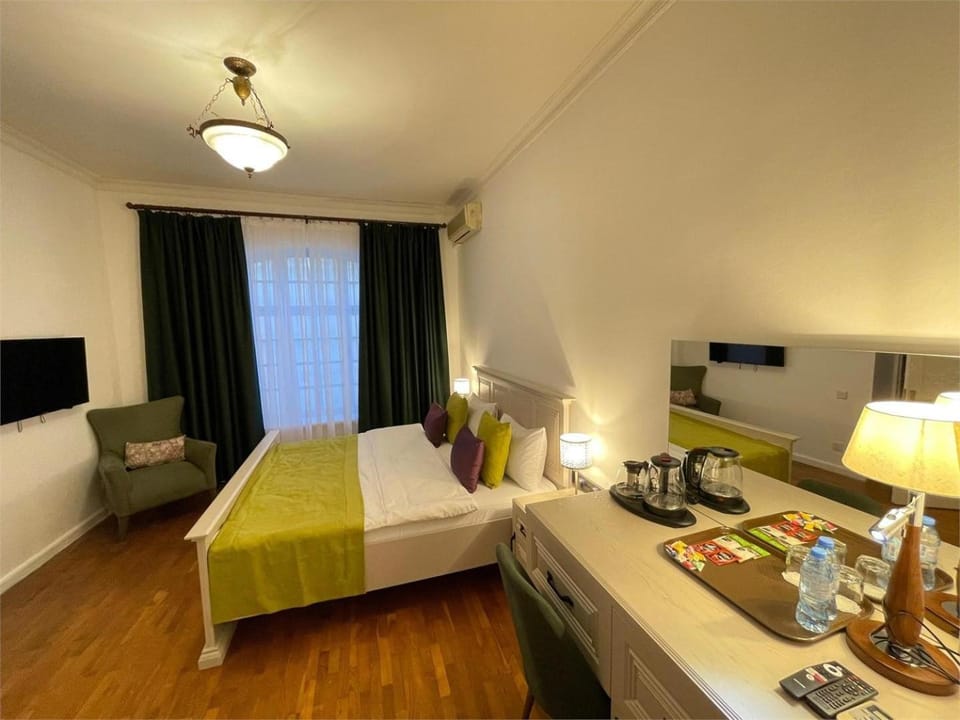 Bed, TV and multimedia, Seating area, Bedroom