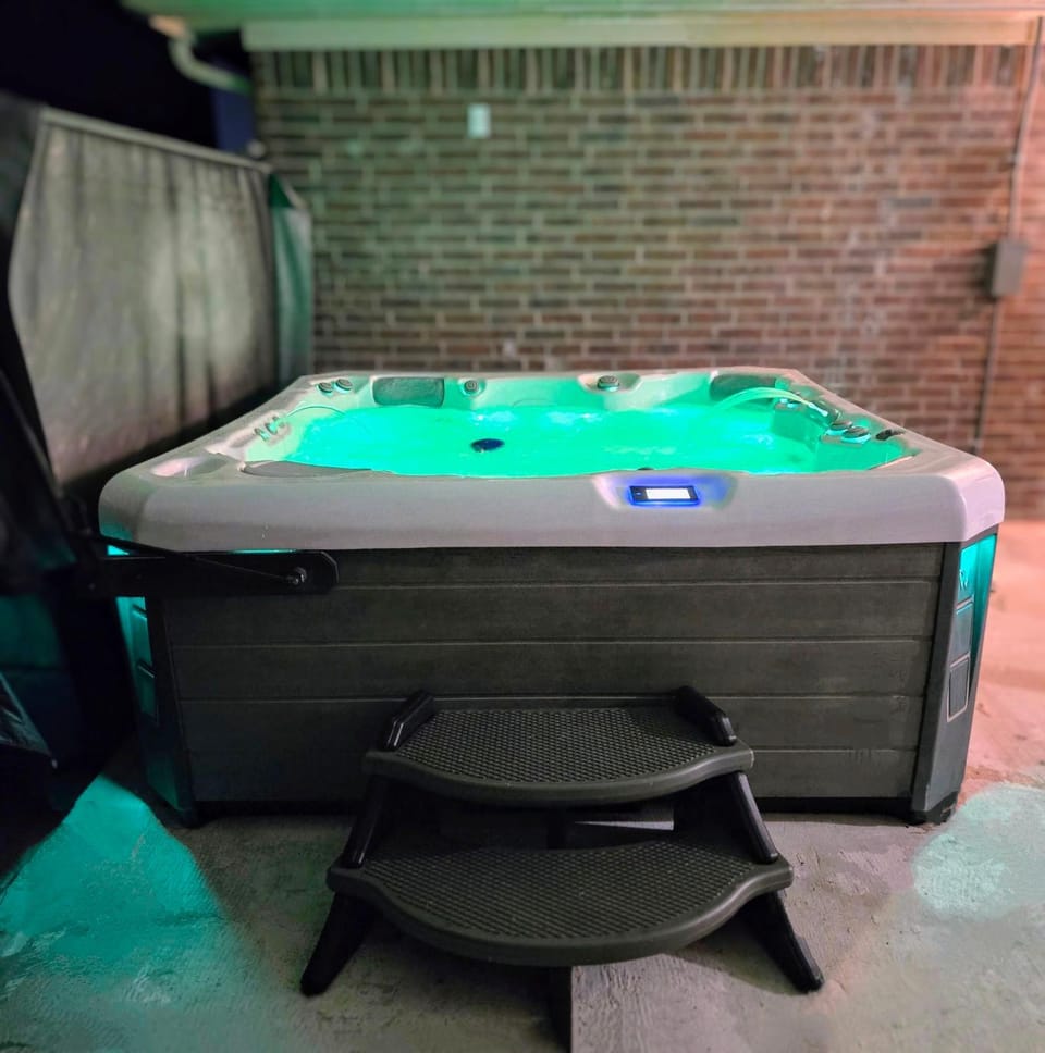 Hot Tub, Hot Tub