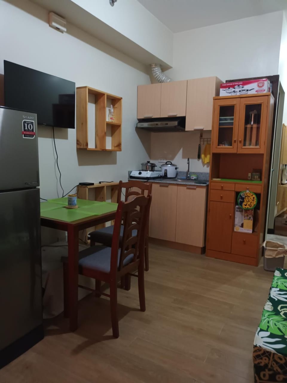 Kitchen or kitchenette, Dining area, stove