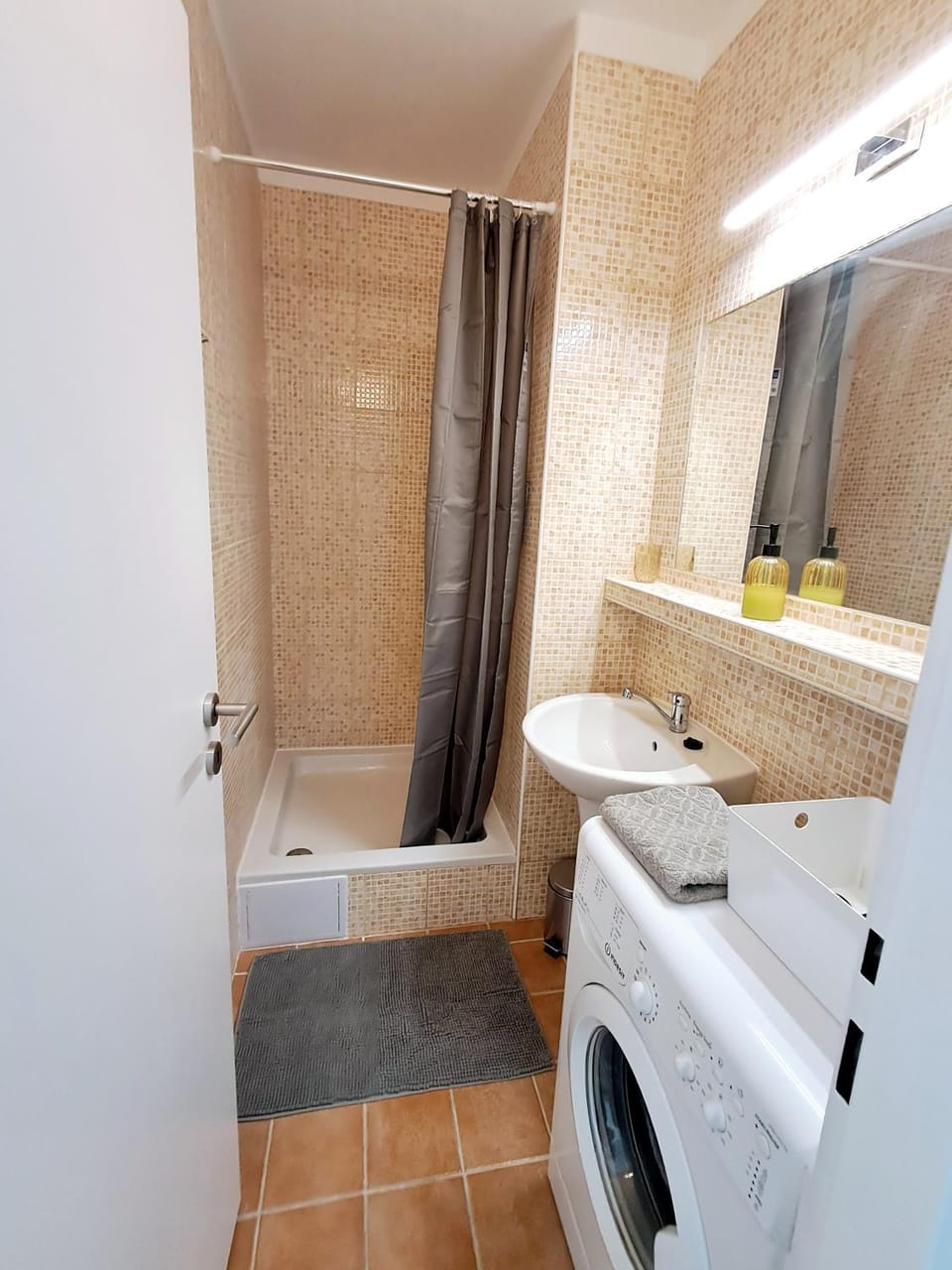 Shower, Bathroom, towels, washing machine