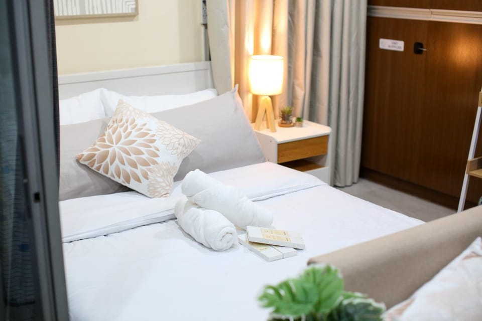 Bed, Bedroom, towels