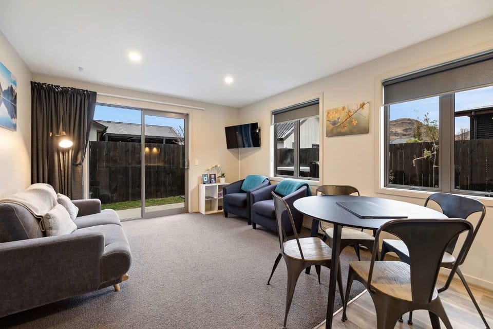 TV and multimedia, Living room, Seating area, Dining area