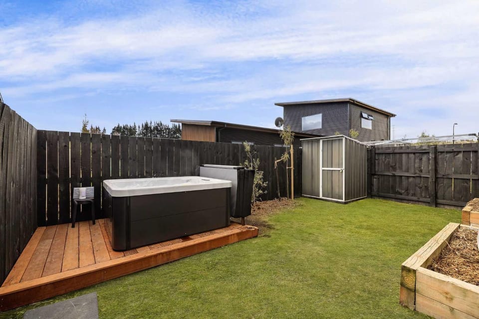 Natural landscape, Garden, Hot Tub, Garden view