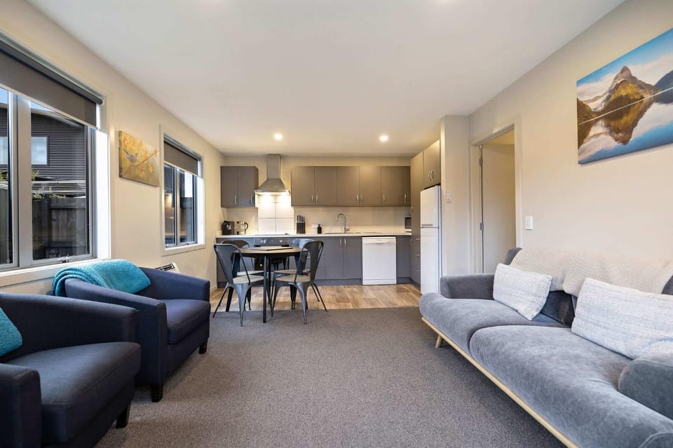 Kitchen or kitchenette, Living room, Seating area, Dining area