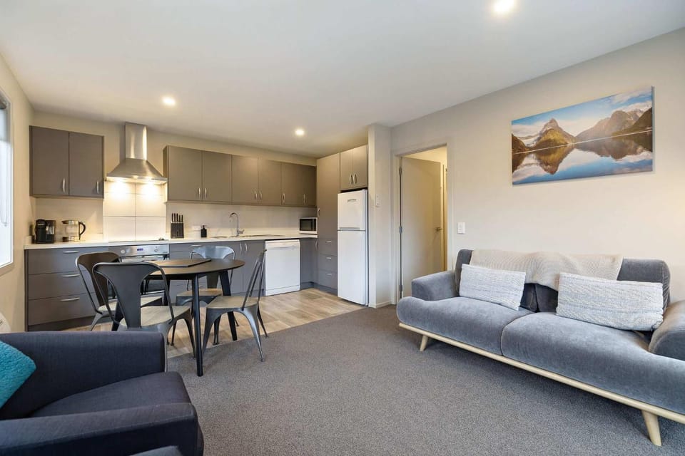 Kitchen or kitchenette, Living room, Seating area, Dining area, oven, stove