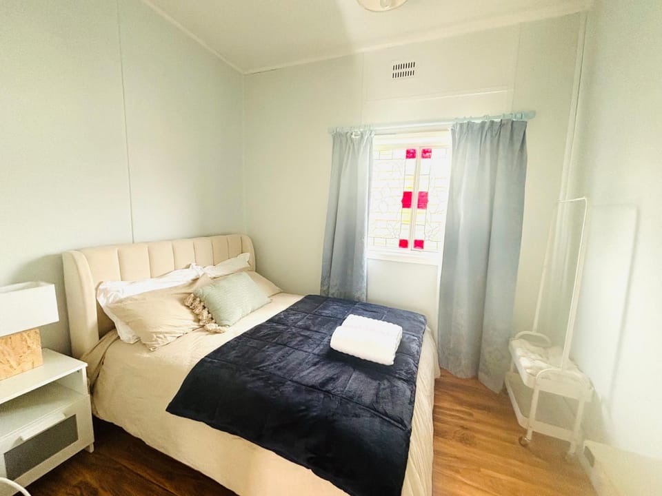 3-Bedroom Blue Mountains Hideaway in Central Katoomba House in Katoomba
