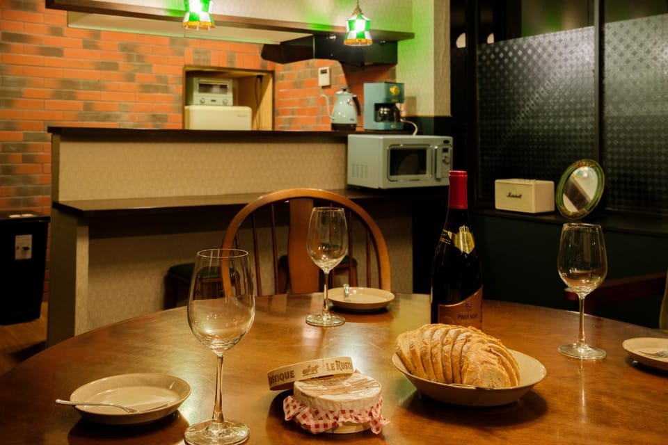 Dining area, toaster