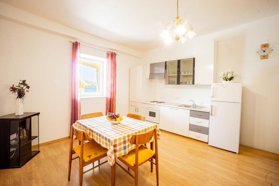 Kitchen or kitchenette, Dining area, oven, stove