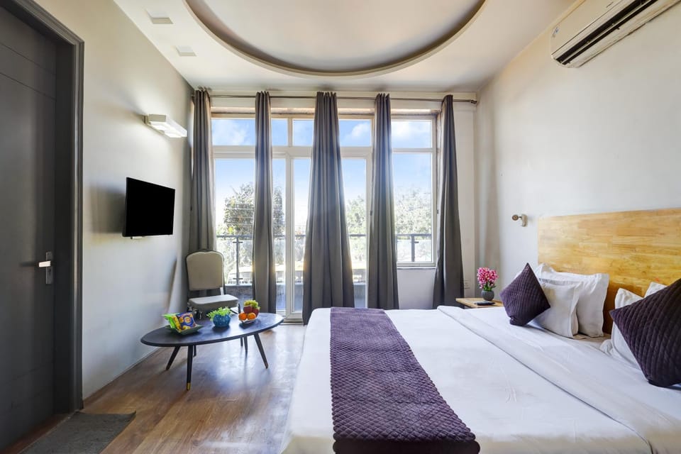 Hotel Wedlock Grand Suites Gurgaon Bed and Breakfast in Gurugram