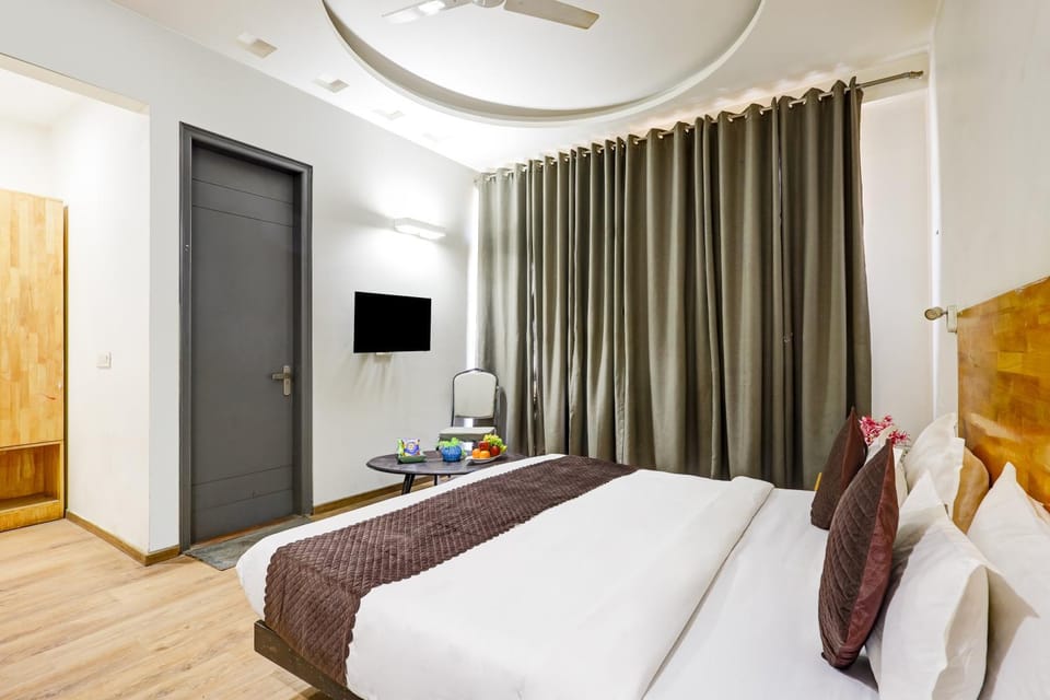 Hotel Wedlock Grand Suites Gurgaon Bed and Breakfast in Gurugram