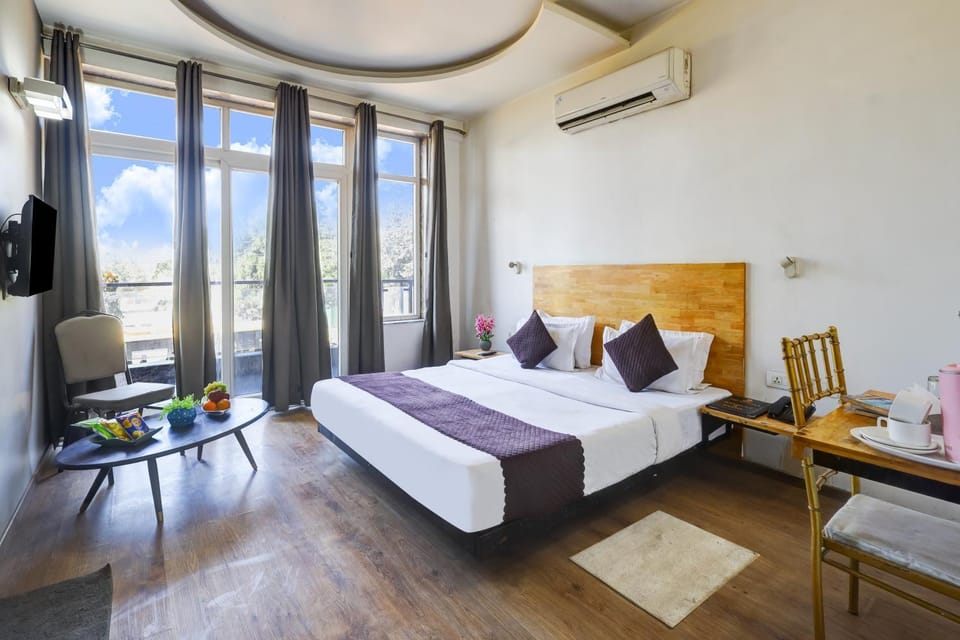 Hotel Wedlock Grand Suites Gurgaon Bed and Breakfast in Gurugram