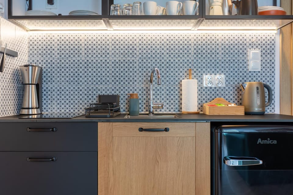 Coffee/tea facilities, Kitchen or kitchenette, oven, stove