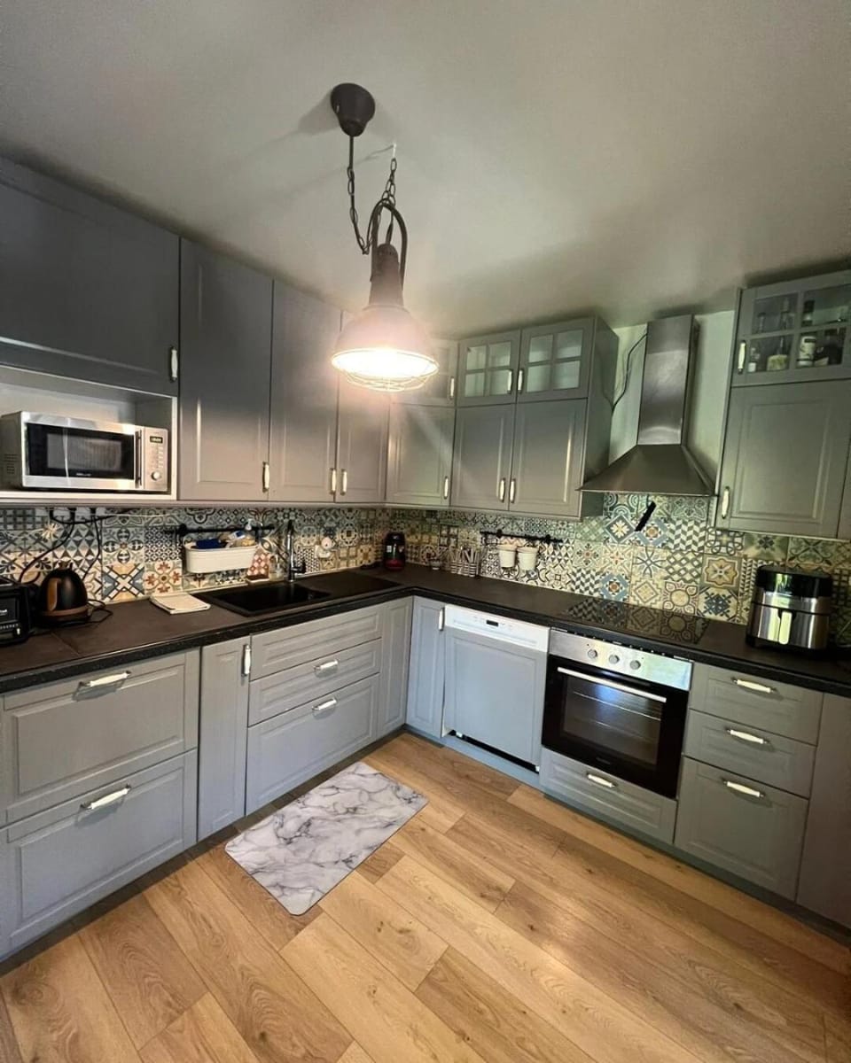 Kitchen or kitchenette, dishwasher, toaster