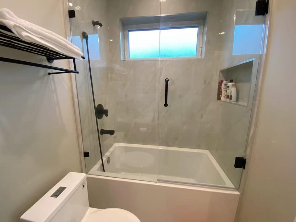 Shower, Toilet, Bathroom, Bath