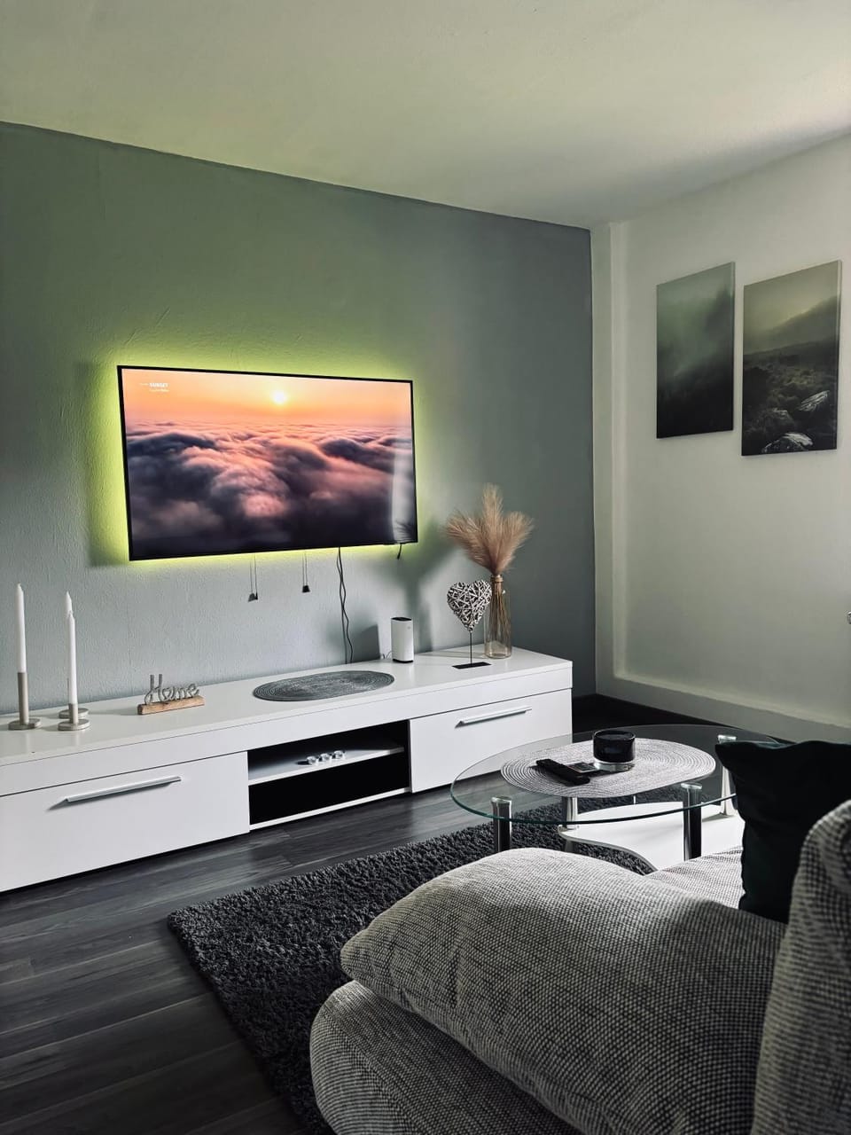 TV and multimedia, Living room, Seating area, Evening entertainment
