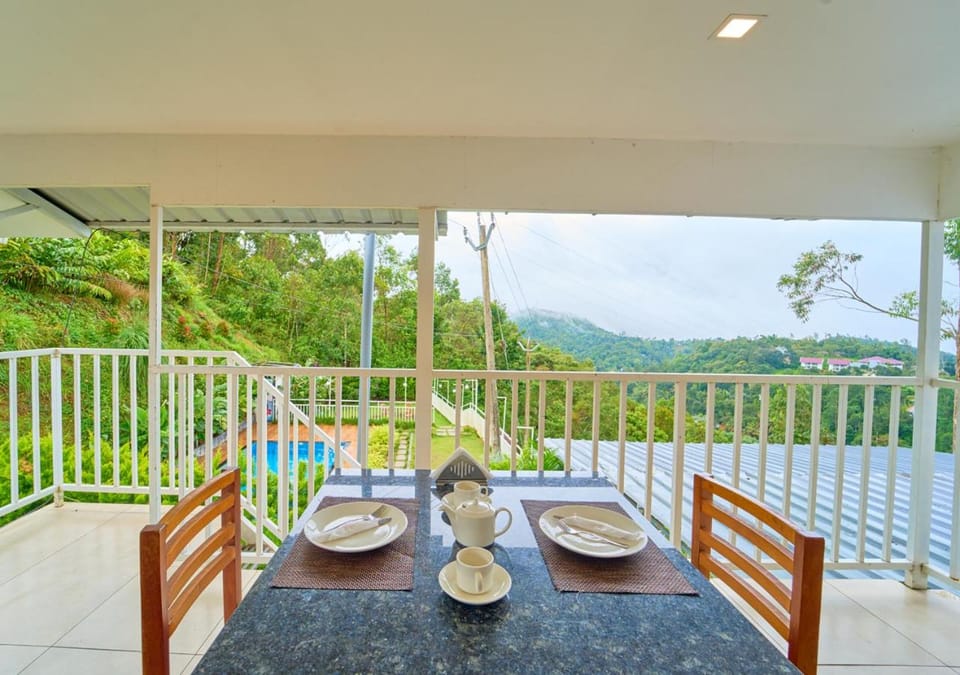Day, View (from property/room), Balcony/Terrace, Dining area, Mountain view
