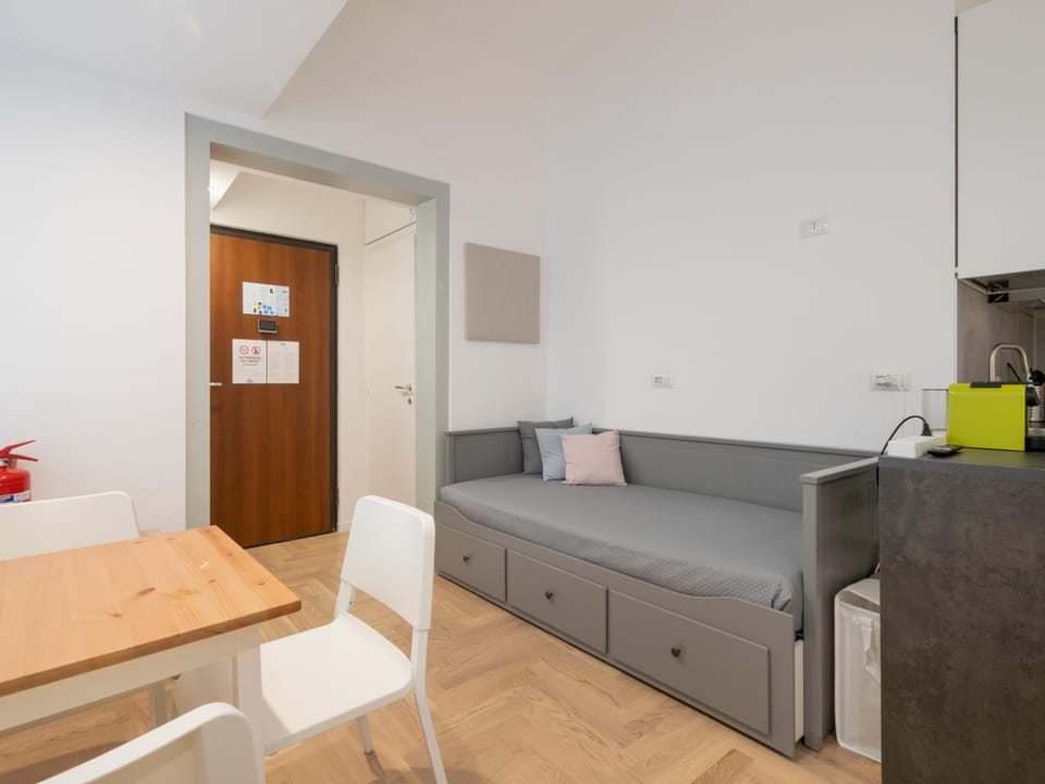 Bed, Living room, Dining area, Bedroom