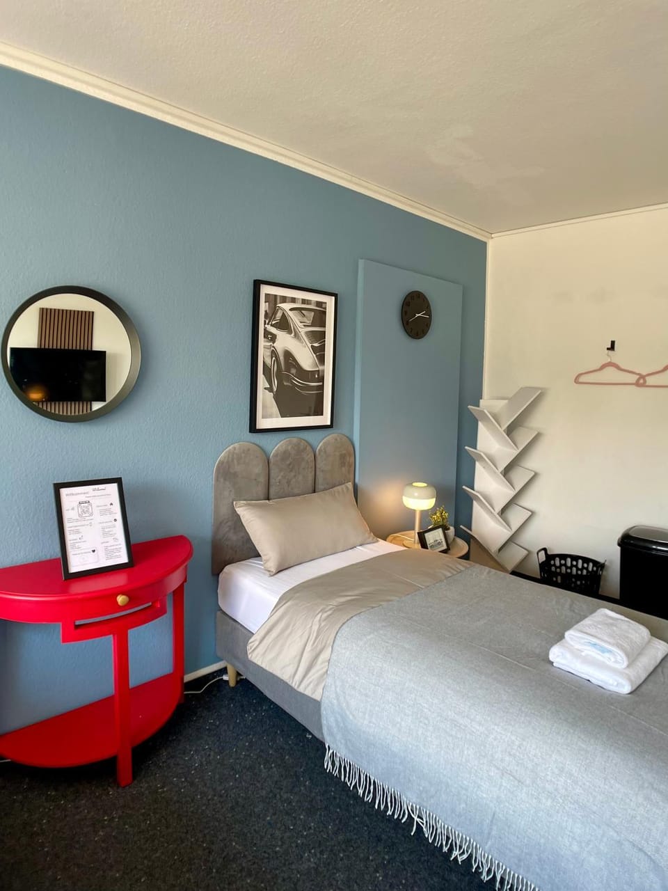 Bed, TV and multimedia, Photo of the whole room, Bedroom