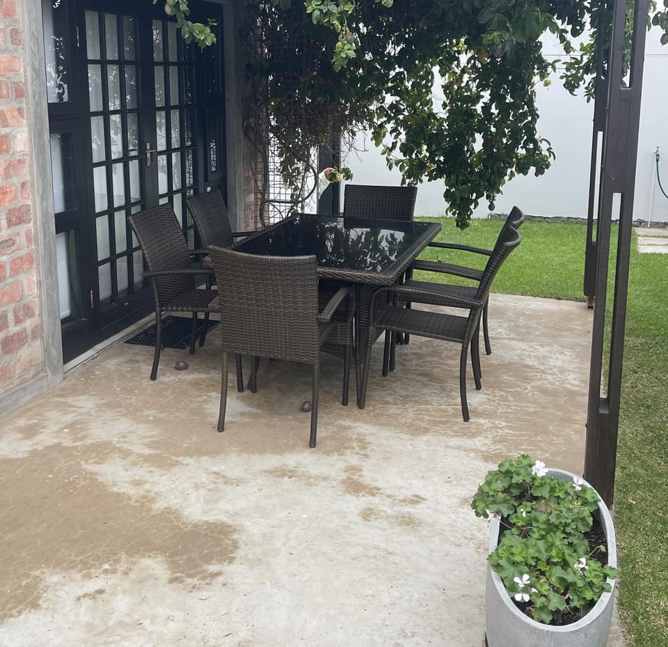 Patio, Garden, Seating area, Dining area, Garden view