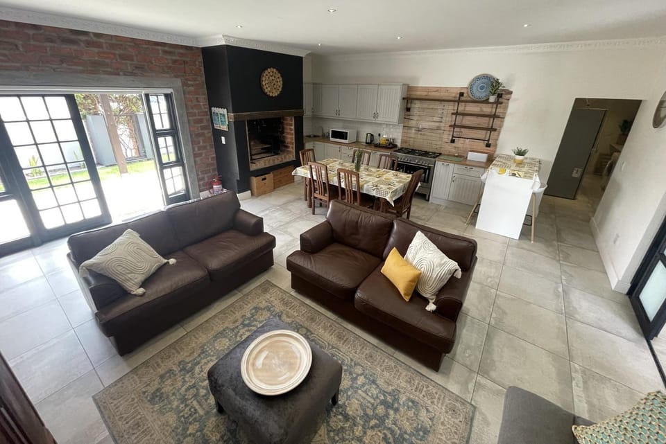 TV and multimedia, Kitchen or kitchenette, Living room, Seating area, Dining area