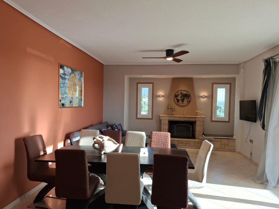 Communal lounge/ TV room, TV and multimedia, Seating area, fireplace