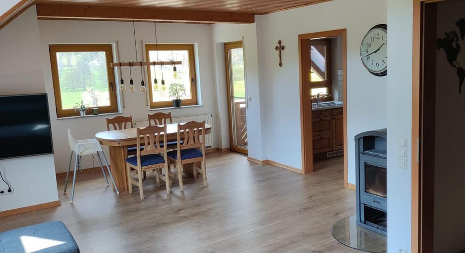 TV and multimedia, Dining area, fireplace