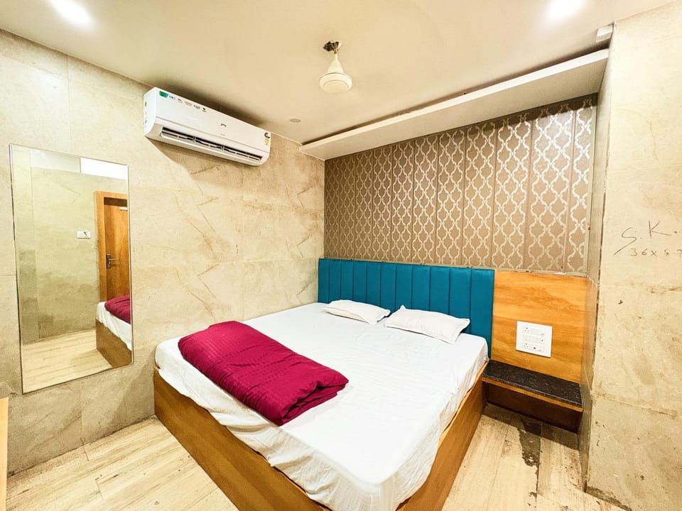 Bed, Photo of the whole room, Bedroom, towels, air conditioner