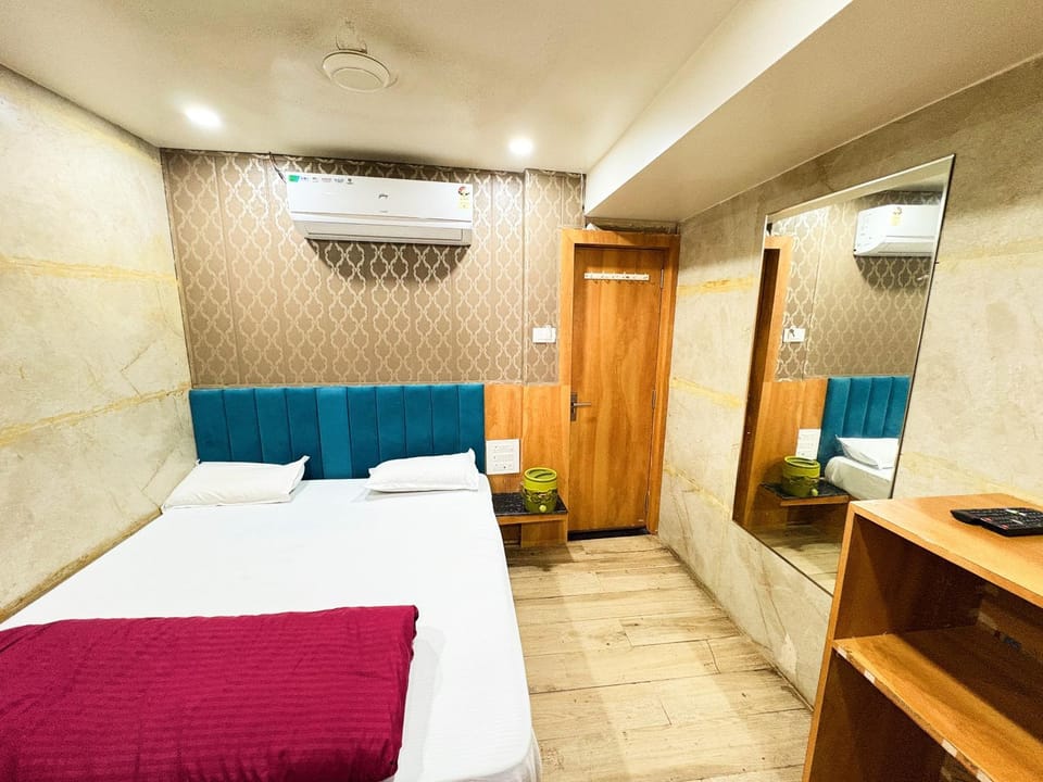 Bed, TV and multimedia, Photo of the whole room, Bedroom, wardrobe, air conditioner