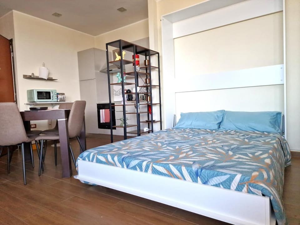 Bed, Kitchen or kitchenette, Dining area