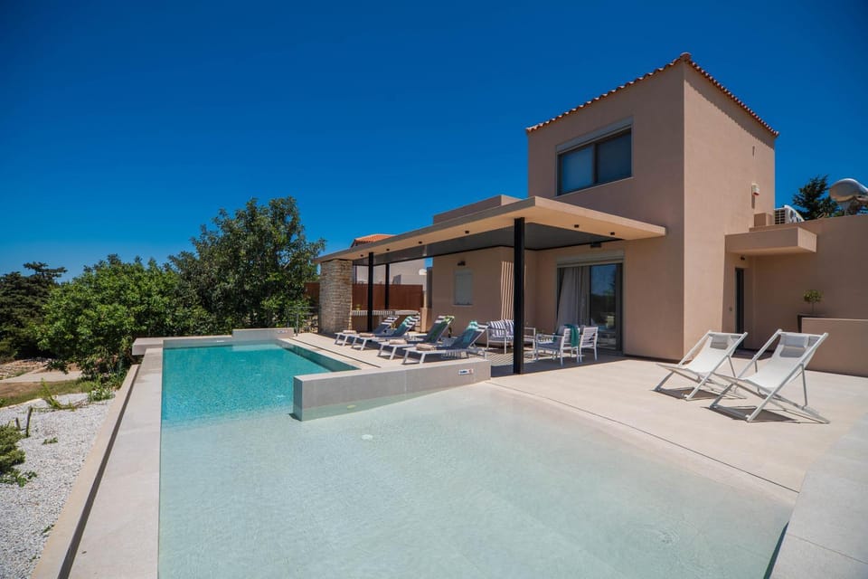 Property building, Patio, Day, Pool view, Swimming pool, sunbed