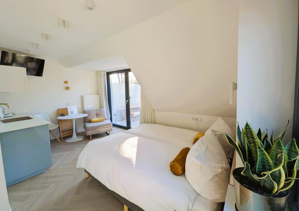 Bed, TV and multimedia, Living room, Photo of the whole room, Seating area, Bedroom